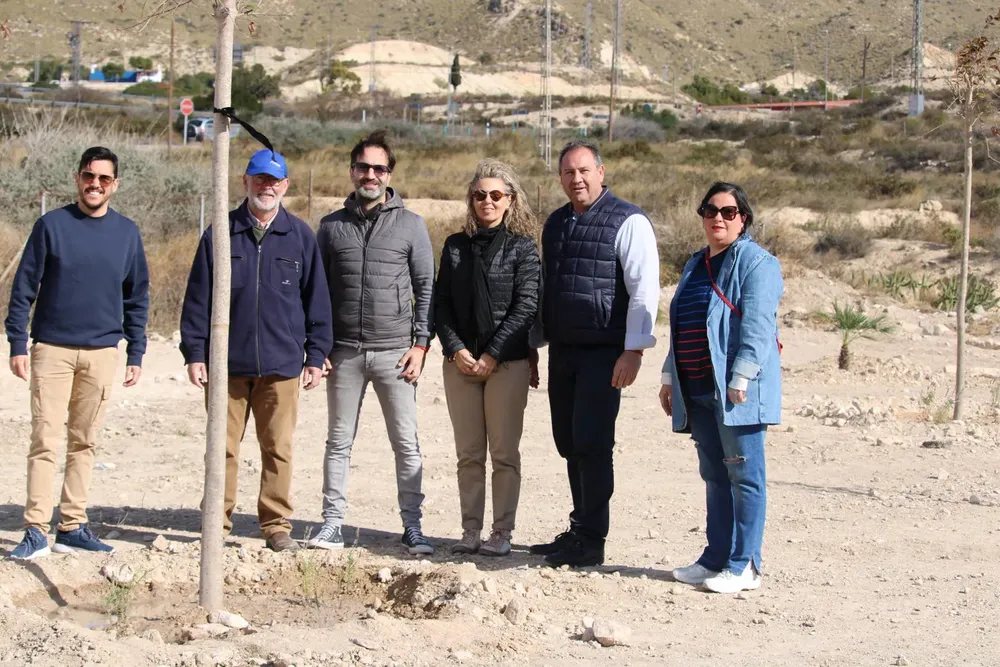 El Campello rinde homenaje a la víctimas del incendio de Valencia en el Día del Árbol juanjo berenguer alcalde 2024