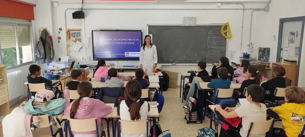 Los escolares de El Campello valoran y aplauden el trabajo de las mujeres en la ciencia colegio campello aula clase