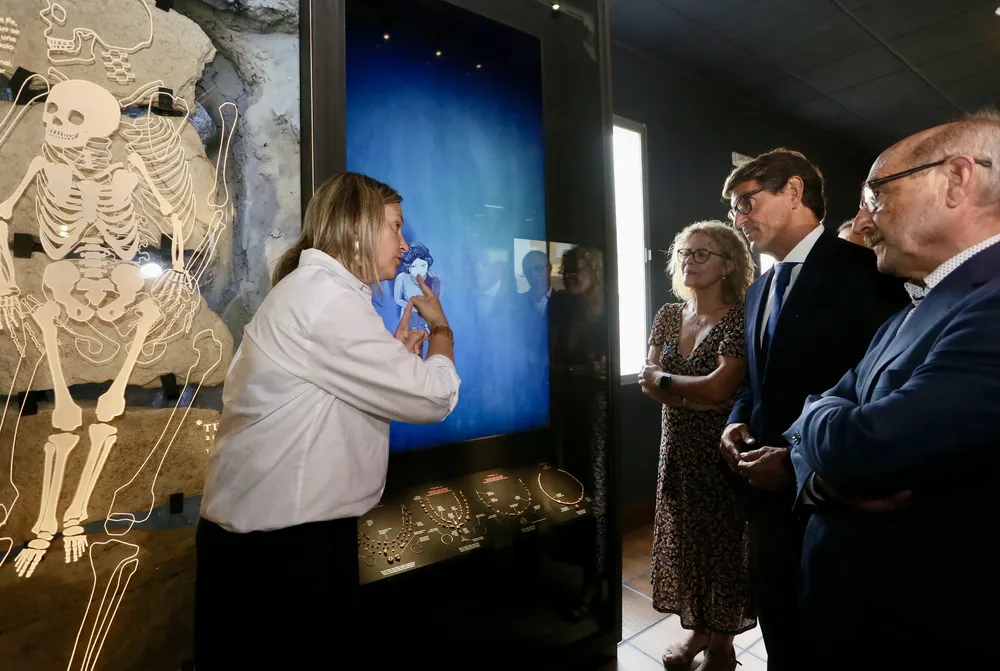 EXPOSICION AJUARES ROJALES MARQ 2025