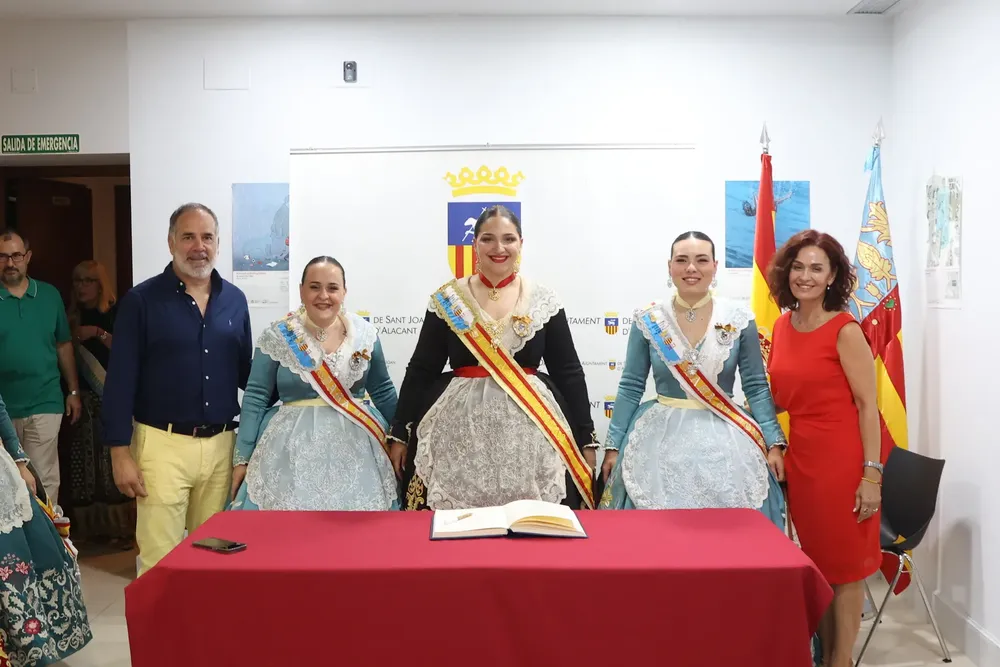 FIRMA LIBRO DE HONOR FIESTAS MAYORES 2024 FOTO 5