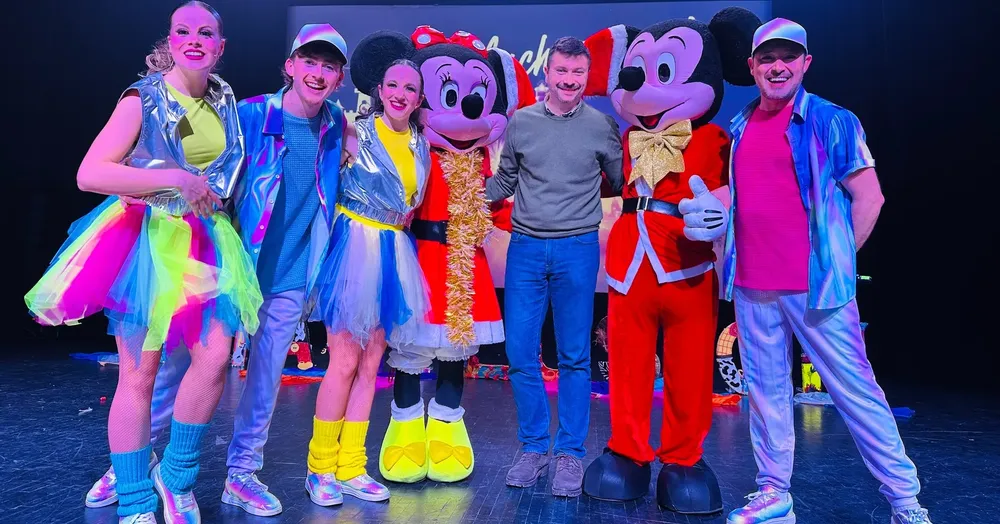 DAVID ARACIL CON BAILARINES ESPECTACULO IMAGILUSION 2025