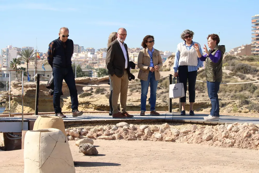 La diputada provincial de Arquitectura y Conservación visita el yacimiento arqueológico de La Illeta dels Banyets 2024 foto 2