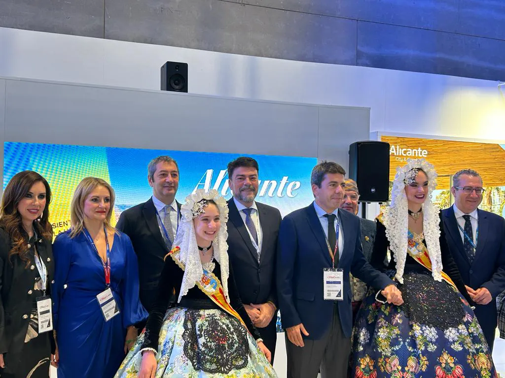 FITUR 2024 STAND ALICANTE LUIS BARCALA ALCALDE CARLOS MAZON