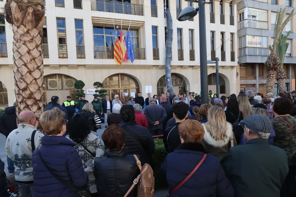 sant Joan rinde un minuto de silencio por las víctimas del incendio de Valencia 2024 publico