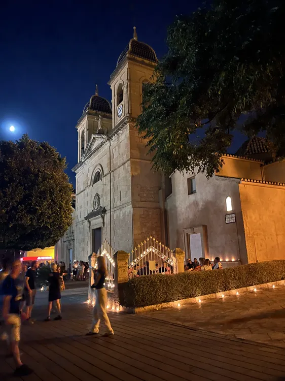 NOCHE EN VELA FACHADA IGLESIA