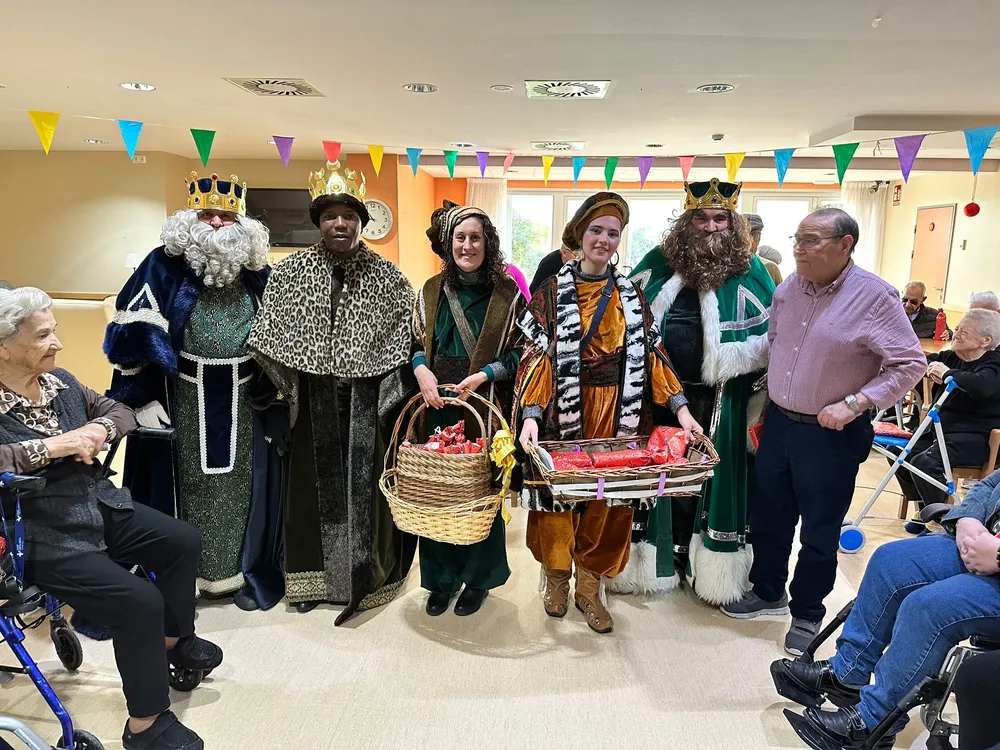 REYES MAGOS VISITA RESIDENCIAS CAMPELLO 2025 FOTO 4