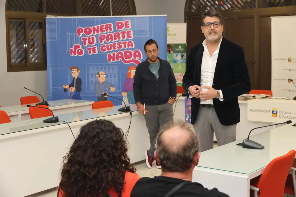 REUNION HOSTELEROS SAN JUAN CAMPAÑA LIMPIEZA NICOLAS LOPEZ CONCEJAL 2023