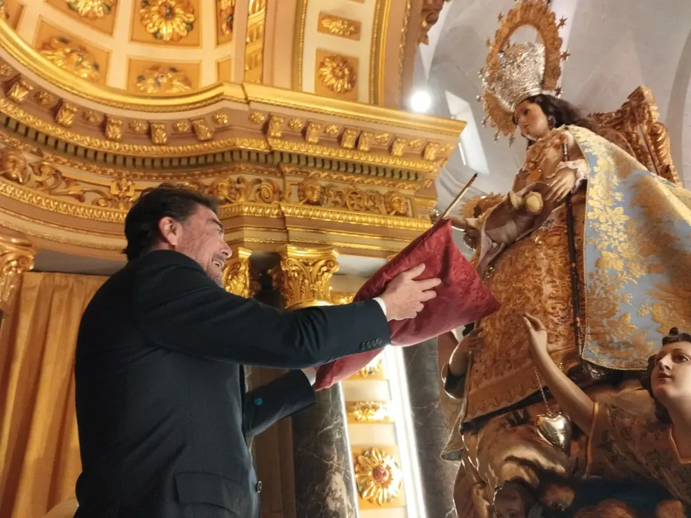 ALICANTE OFRECE EL BASTON DE MANDO A LA VIRGEN DEL REMEDIO ALCALDE LUIS BARCALA 2025