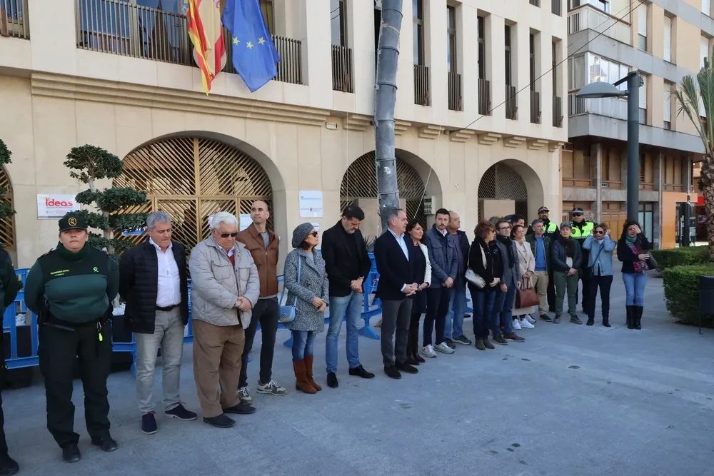 Sant Joan rinde un minuto de silencio por las víctimas del incendio de Valencia 2024