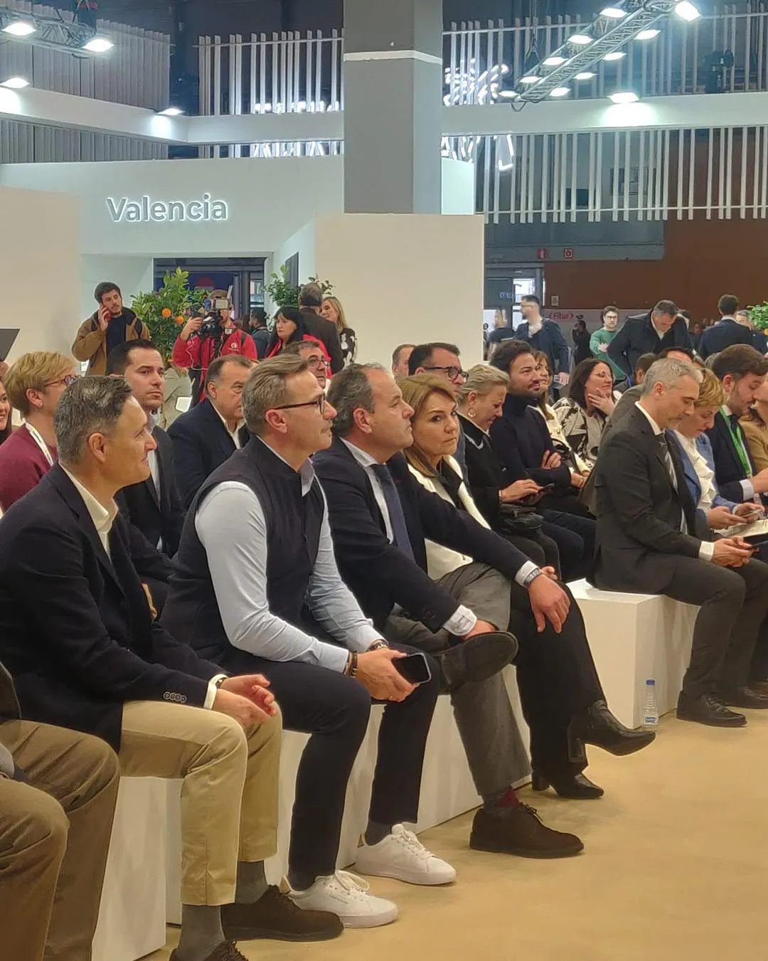 BUSOT FITUR 2025 FOTO 2